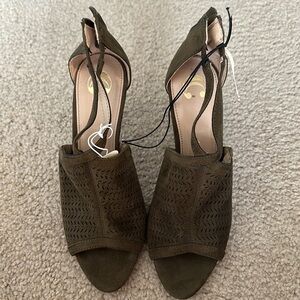 NWT! Charming Charlie Olive Army Green Suede Heels - Size 9🫧